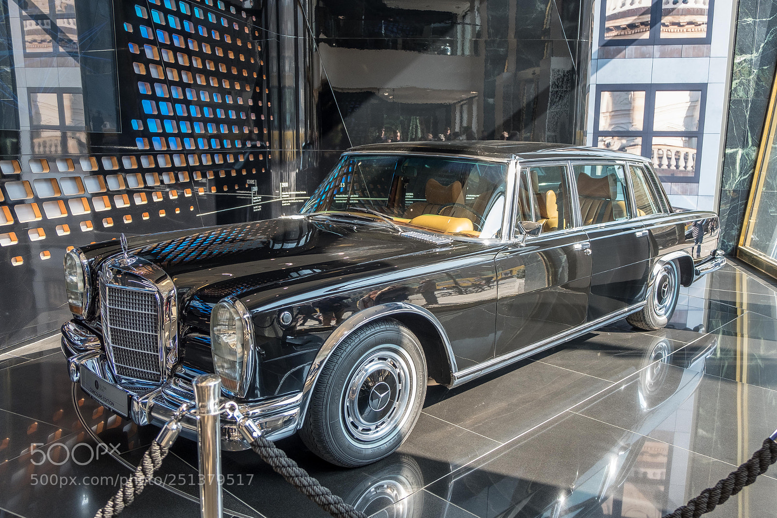Fujifilm X-T20 sample photo. Inside: mercedes-benz gallery photography