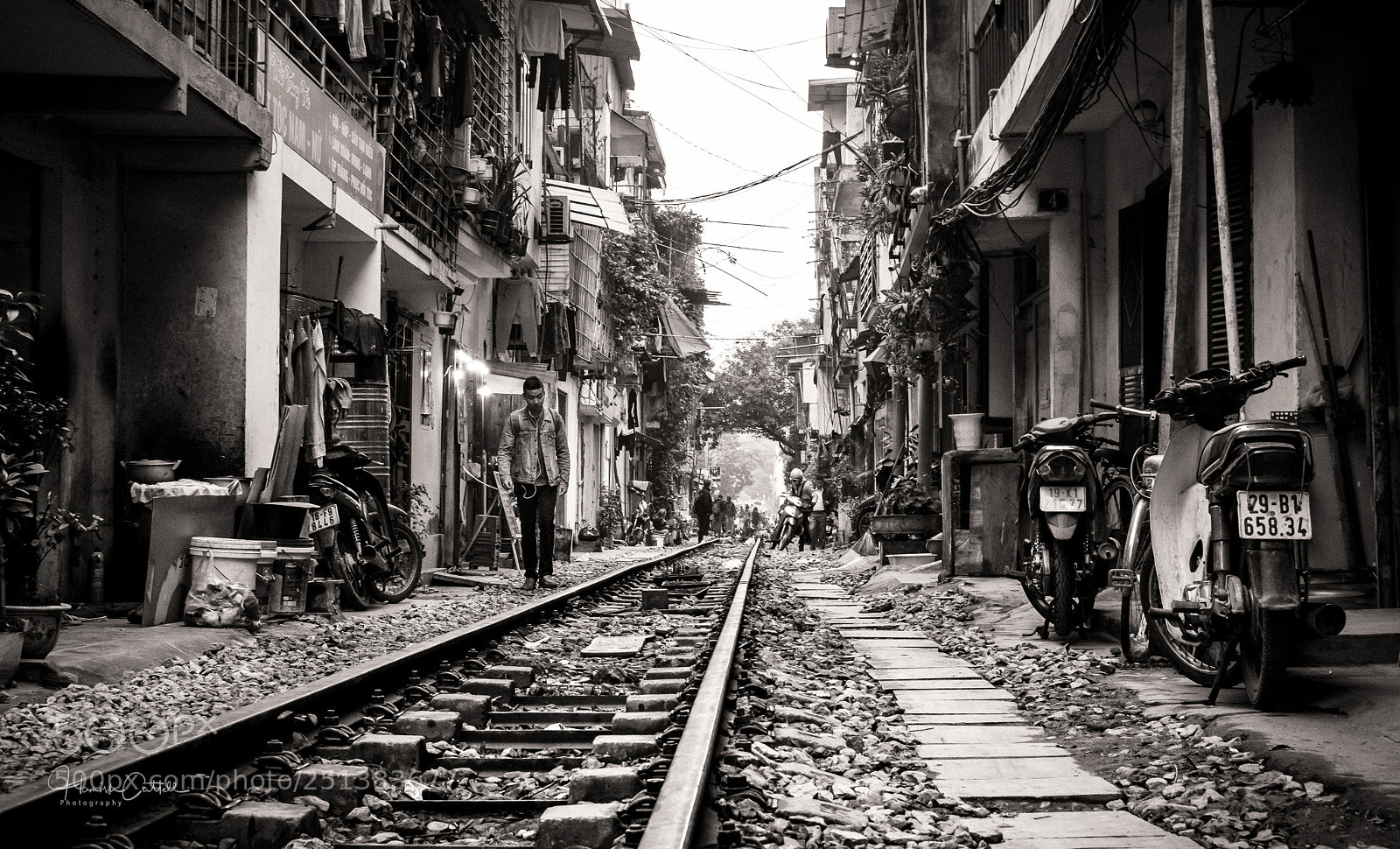Nikon D5500 sample photo. Train street photography