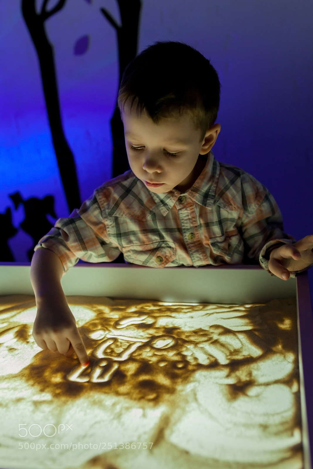 Canon EOS 5D Mark II sample photo. The boy draws sand photography