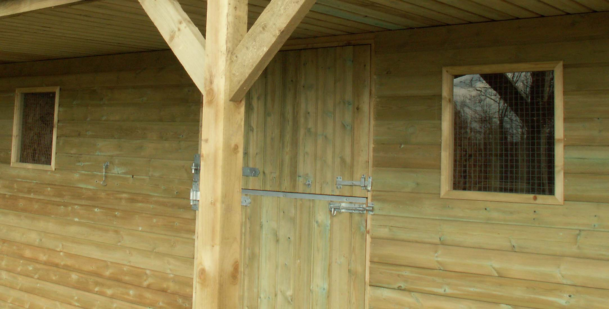 KONICA MINOLTA DiMAGE Z5 sample photo. Fixed horse stable block photography