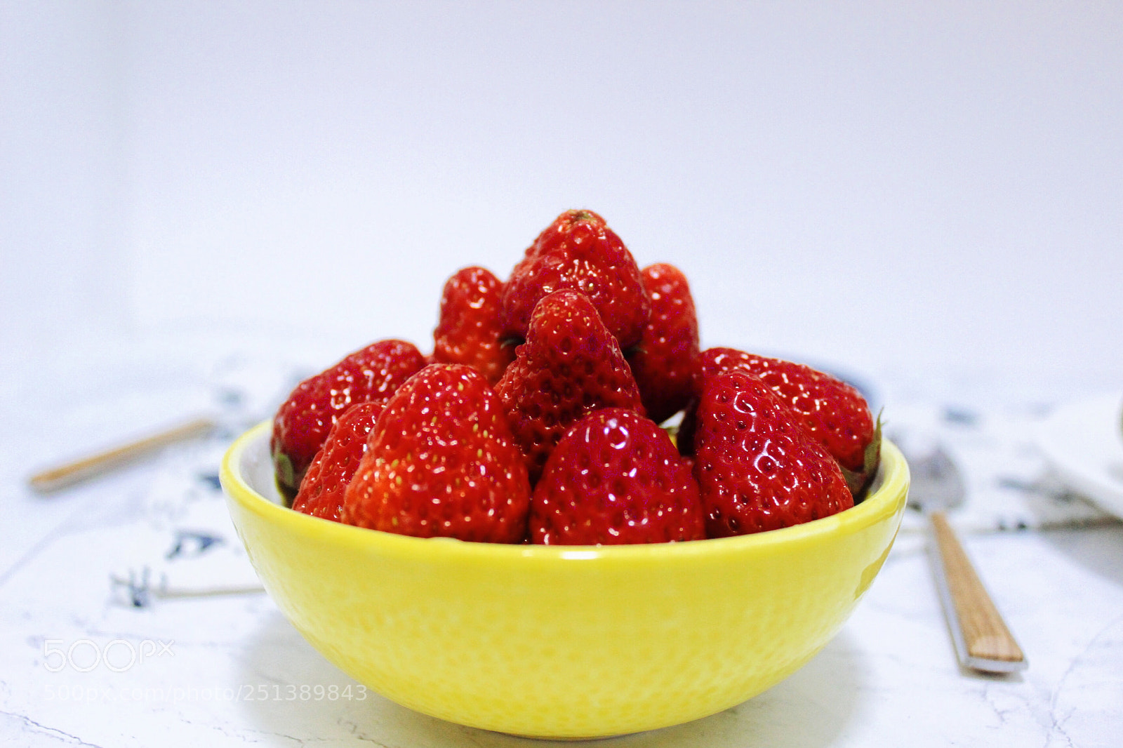 Canon EOS 600D (Rebel EOS T3i / EOS Kiss X5) sample photo. Strawberry and lemon photography