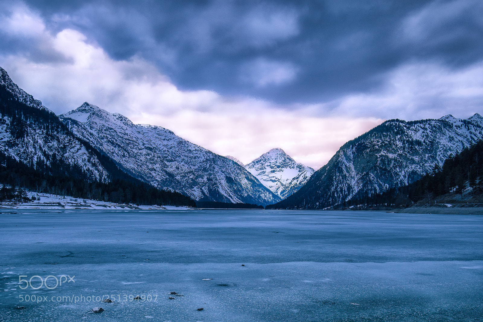 Canon EOS 5D Mark IV sample photo. Frozen sundown at lake photography
