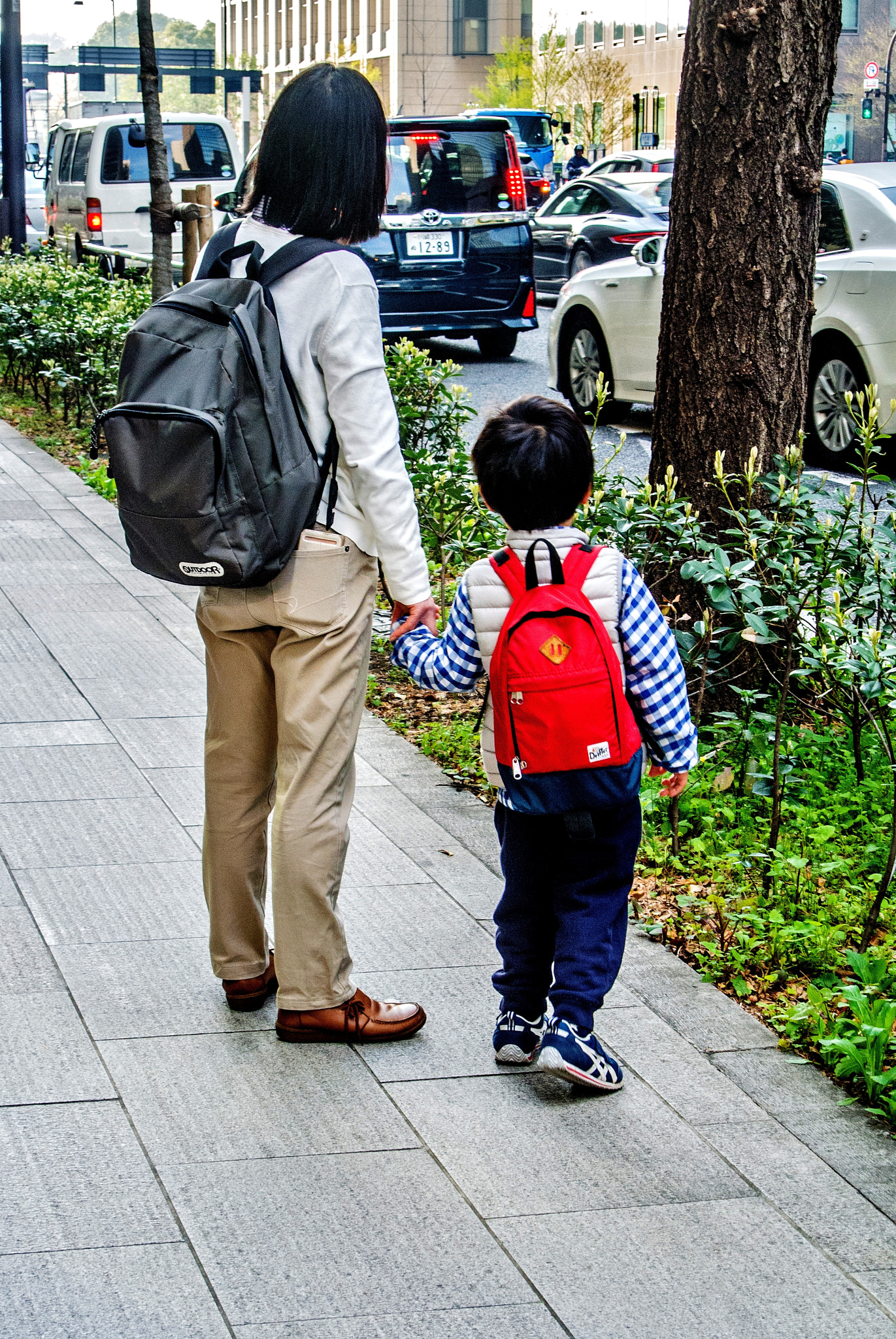 Nikon 1 V1 sample photo. Parent and child carrying backpack photography