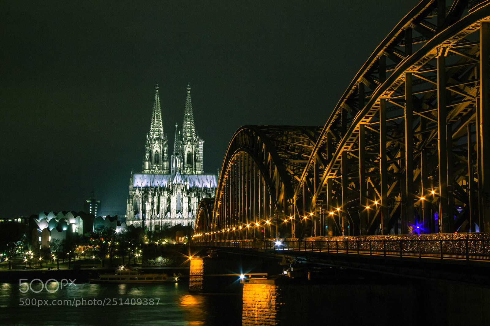 Canon EOS 550D (EOS Rebel T2i / EOS Kiss X4) sample photo. Hohenzollern bridge and cathedral photography