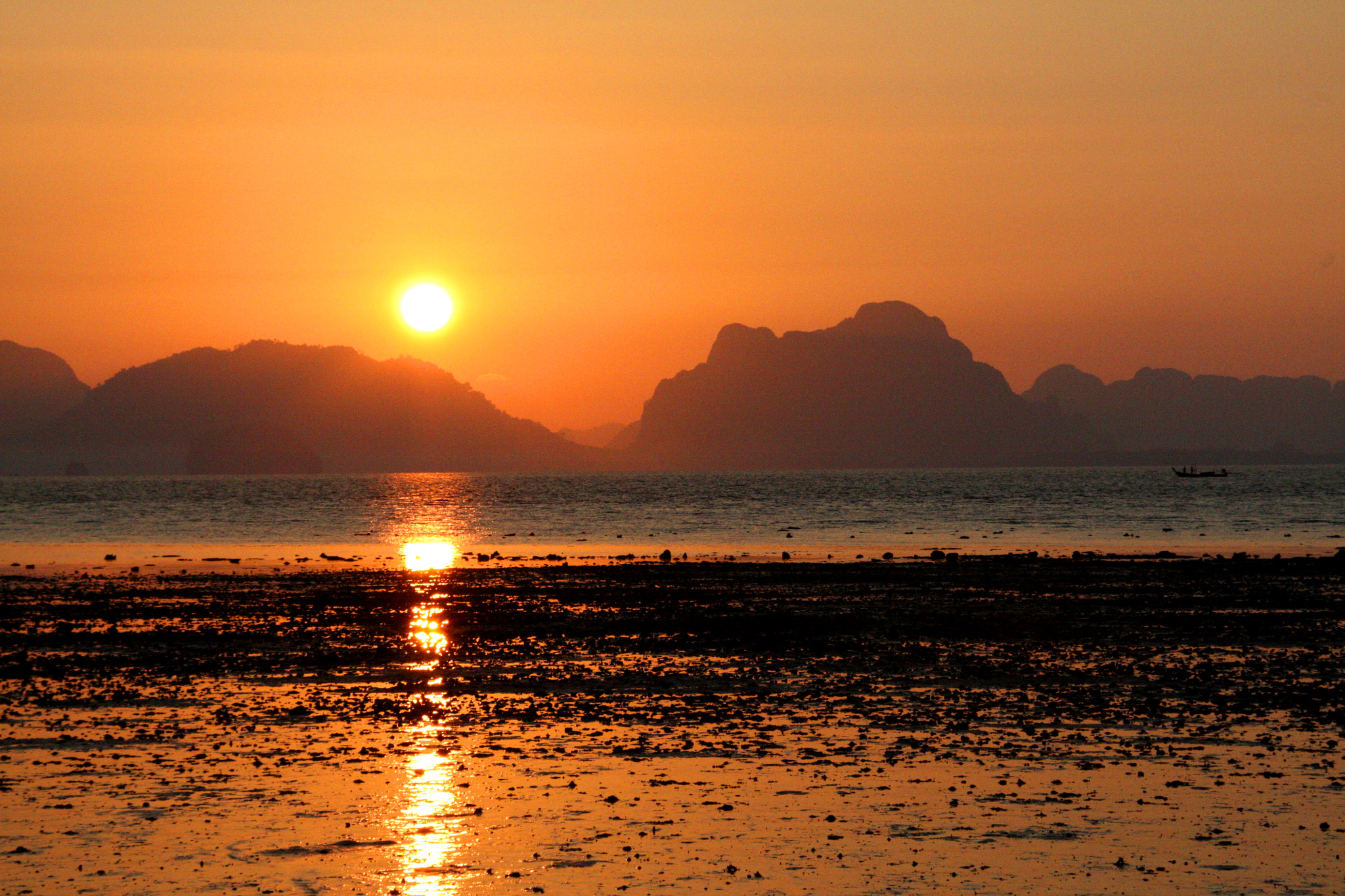 Sigma 18-200mm f/3.5-6.3 DC OS sample photo. Sunrise over thailand photography