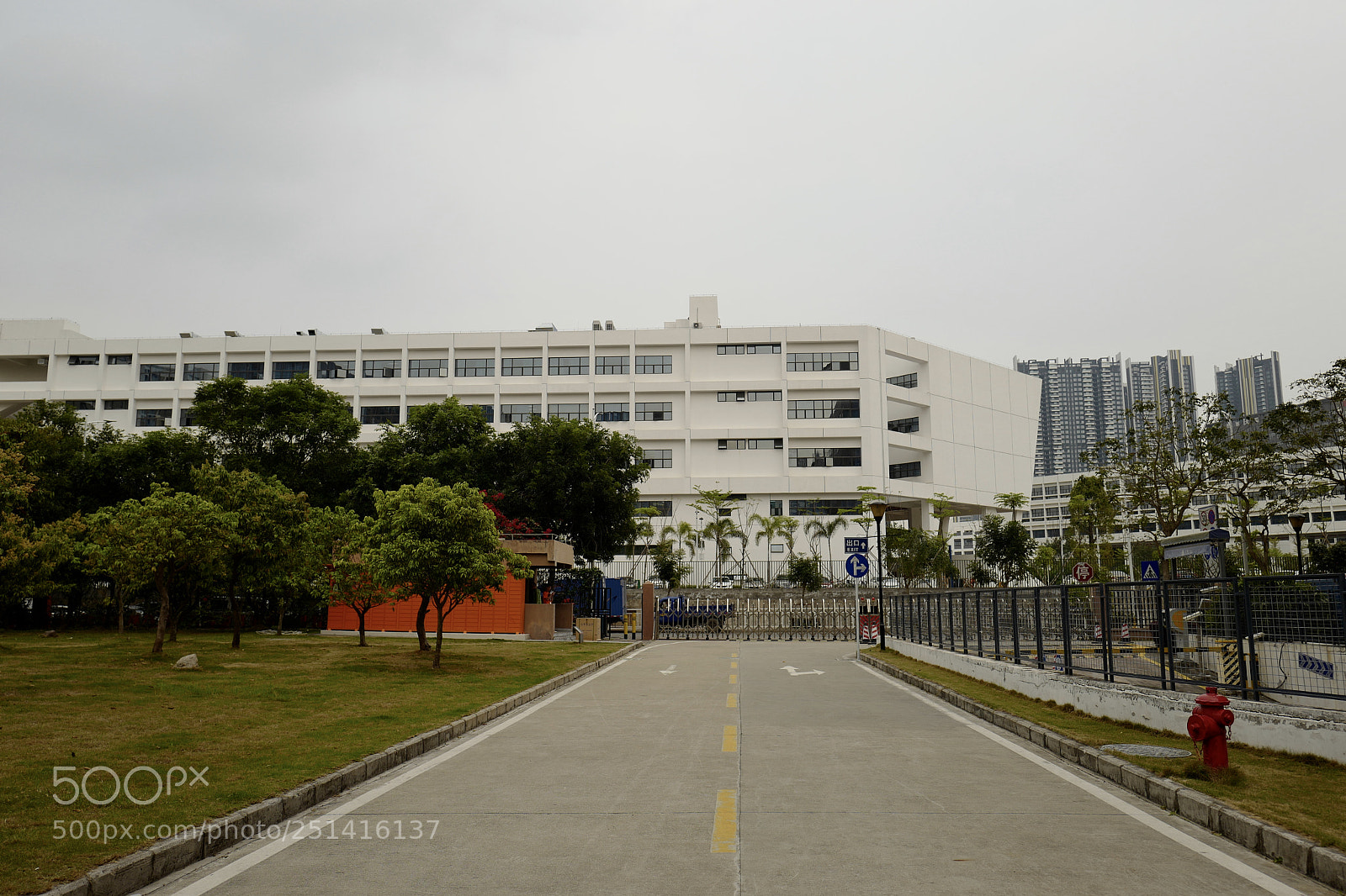 Leica Q (Typ 116) sample photo. 先進院的側門，一個經常收發快遞和收外賣的地方。對面是深圳大學 photography