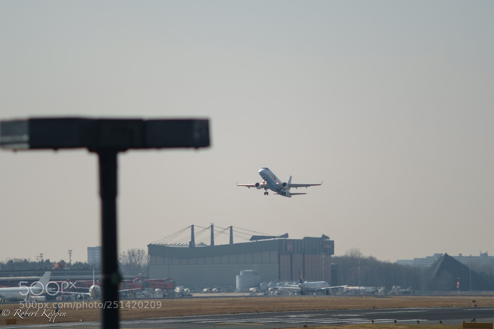 Fujifilm X-Pro1 sample photo. Airport photography