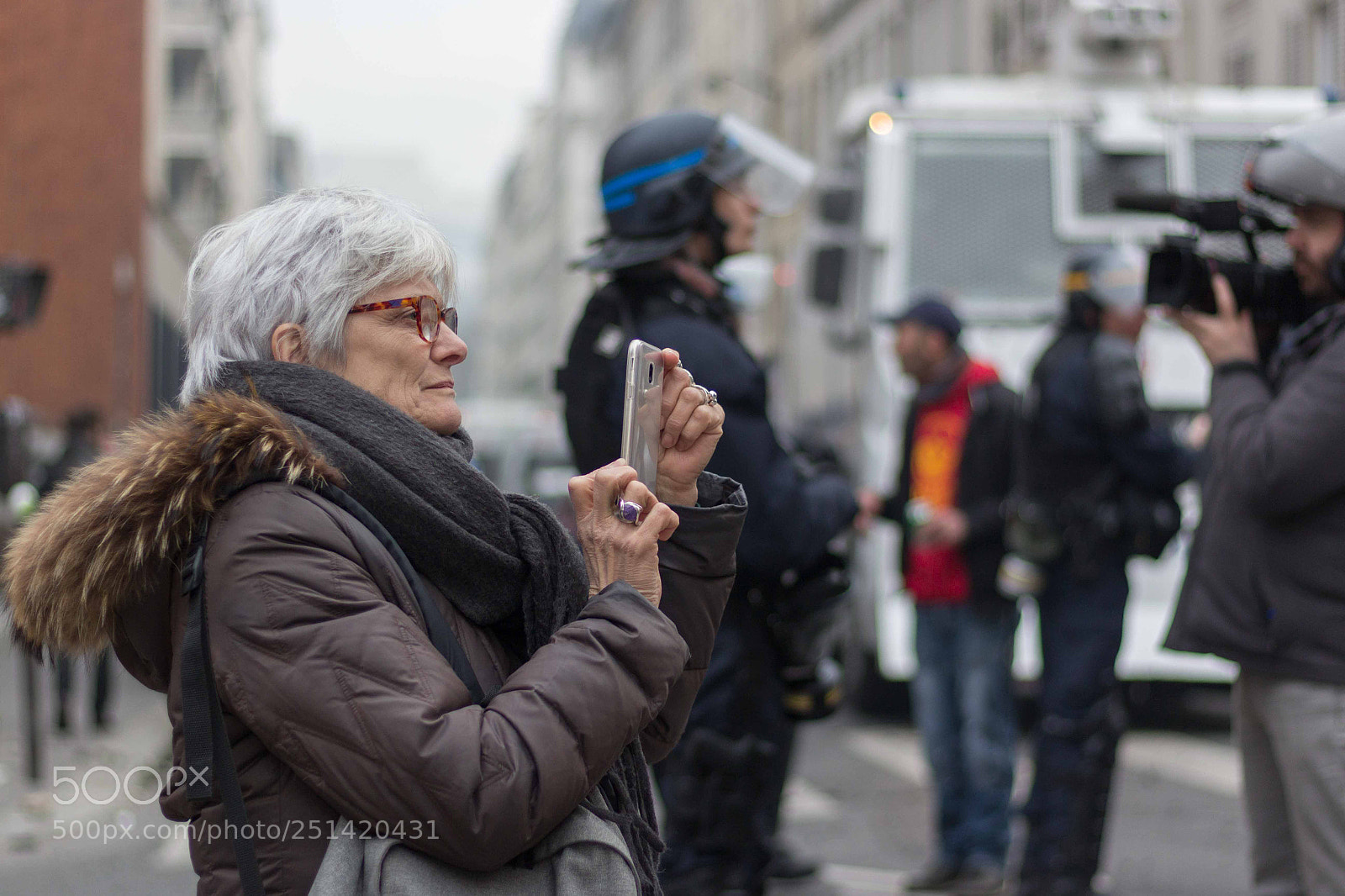 Canon EOS 700D (EOS Rebel T5i / EOS Kiss X7i) sample photo. Woman taking pictures of photography