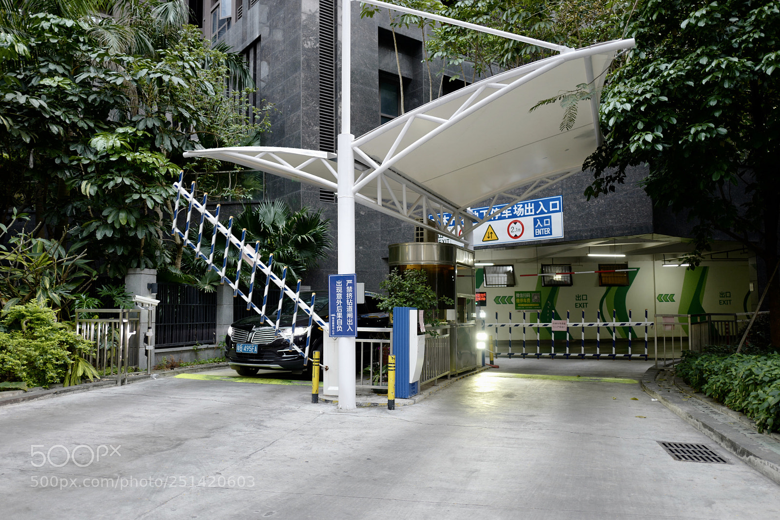 Leica Q (Typ 116) sample photo. 對面小區的停車場入口，這張鄰近夜晚的照片有一種膠片拍的即視感 photography