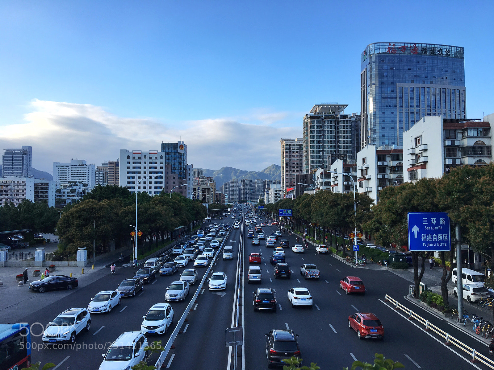 Apple iPhone 6s sample photo. 太阳很好 印着后边的山 photography