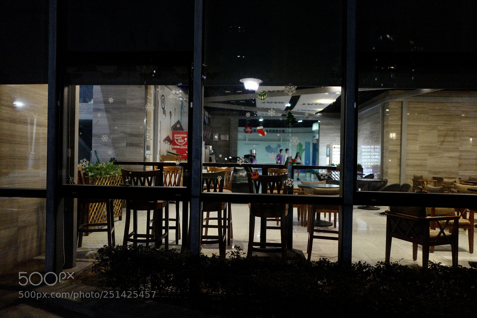 Leica Q (Typ 116) sample photo. 夜晚的咖啡廳已經不營業，但是這裡卻是很適合一個人發呆 photography