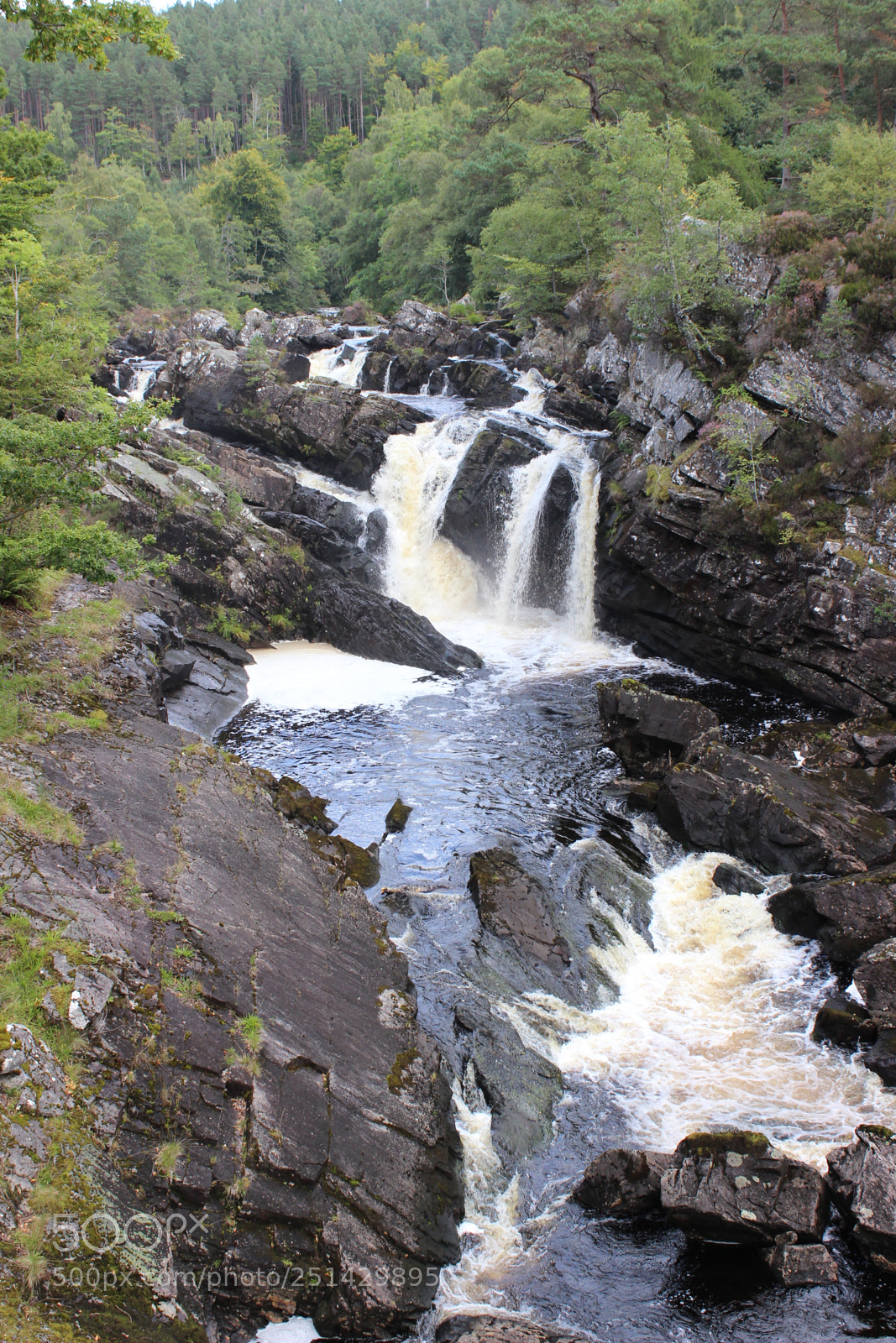 Canon EOS 600D (Rebel EOS T3i / EOS Kiss X5) sample photo. River with small waterfalls photography