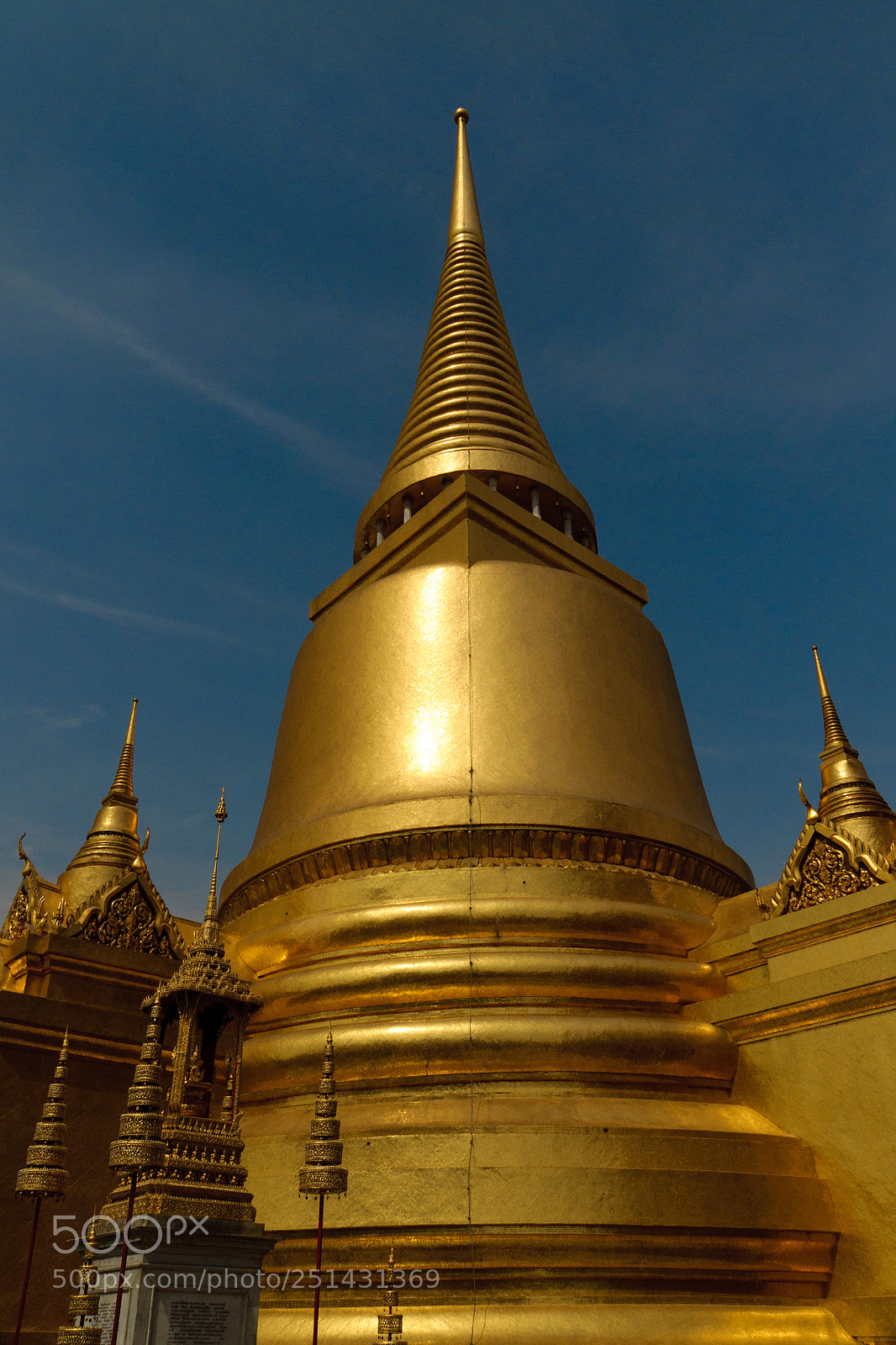Nikon D5000 sample photo. Golden bangkok photography