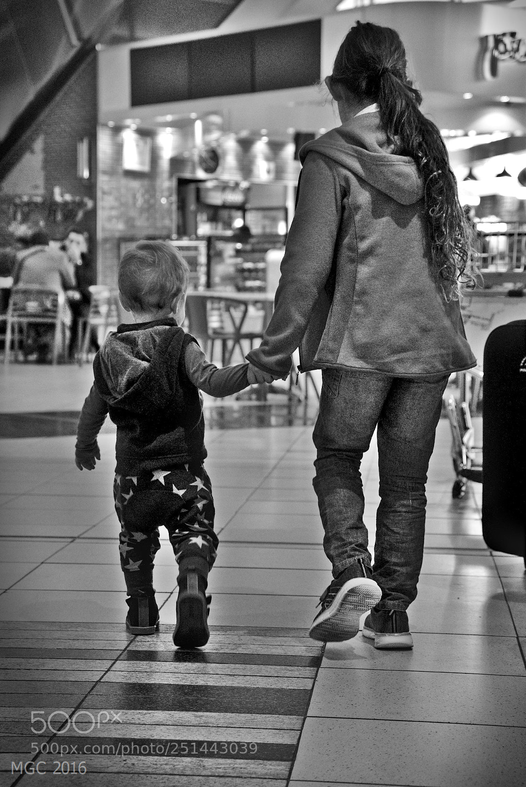 Fujifilm X-T10 sample photo. Cousins holding hands photography