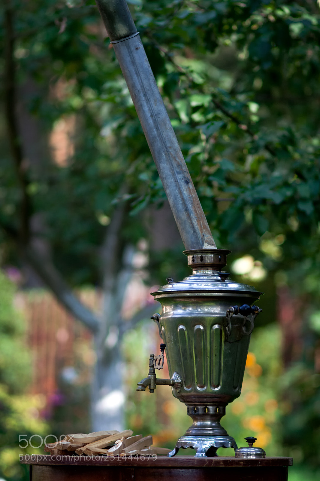 Canon EOS 350D (EOS Digital Rebel XT / EOS Kiss Digital N) sample photo. Traditional russian samovar on photography