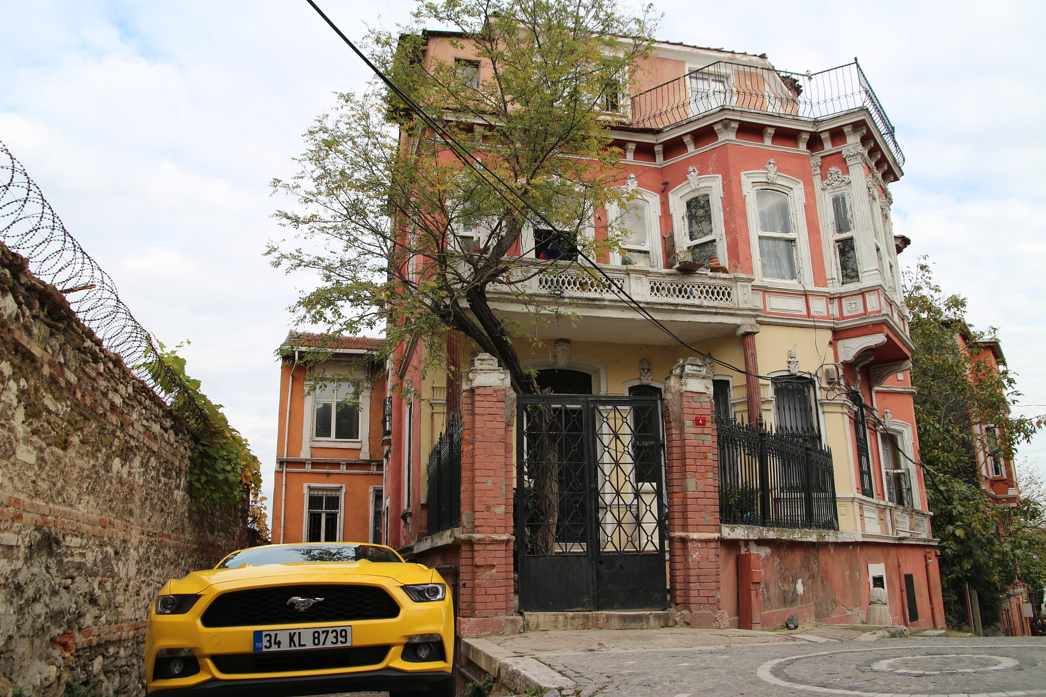 Canon EOS 100D (EOS Rebel SL1 / EOS Kiss X7) + Sigma 17-70mm F2.8-4 DC Macro OS HSM sample photo. Historical house in istanbul,balat with mustang photography