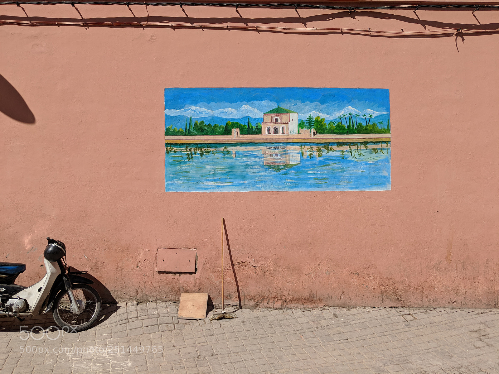 Google Pixel 2 XL sample photo. Painting on a marrakesh photography