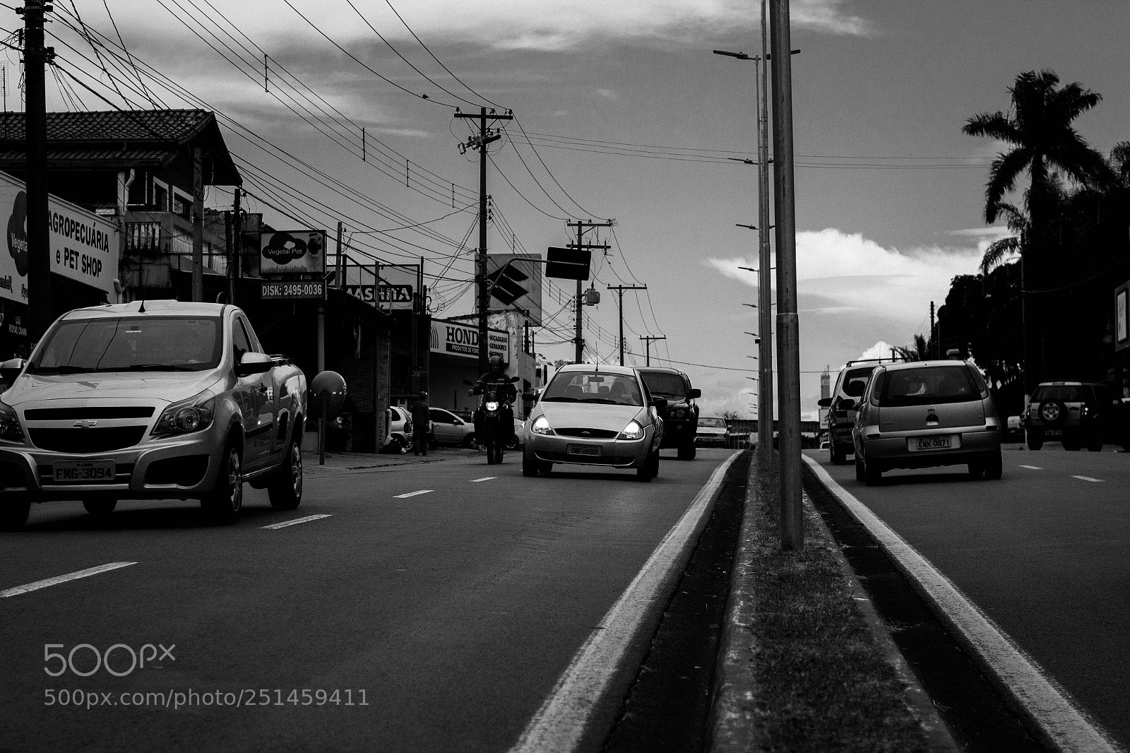 Canon EOS 1200D (EOS Rebel T5 / EOS Kiss X70 / EOS Hi) sample photo. Rush hour avenue photography