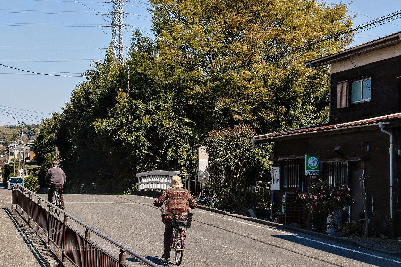Canon EOS 100D (EOS Rebel SL1 / EOS Kiss X7) sample photo. Bus stop photography