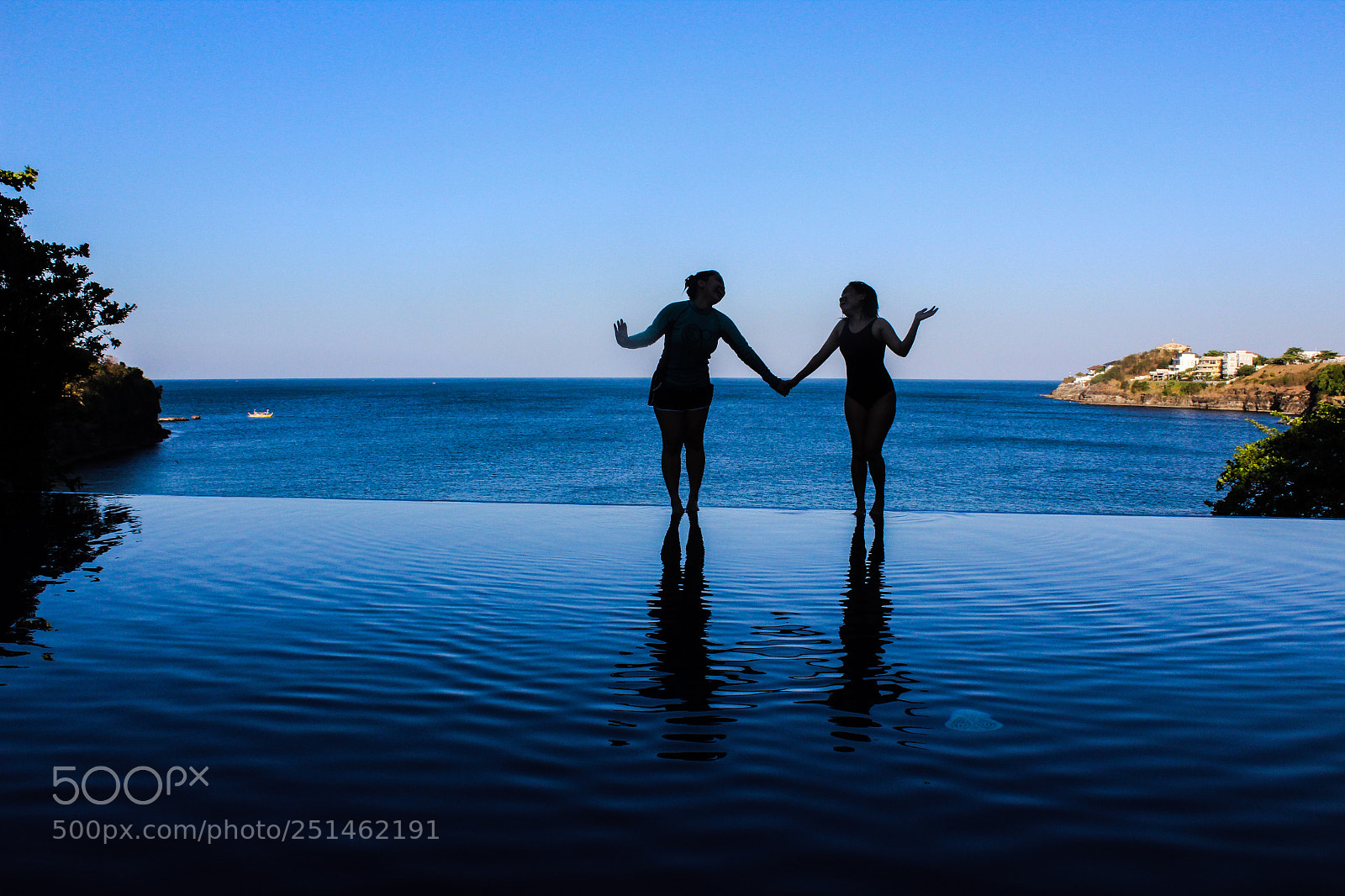 Canon EOS 1300D (EOS Rebel T6 / EOS Kiss X80) sample photo. Friendship out of blue. photography