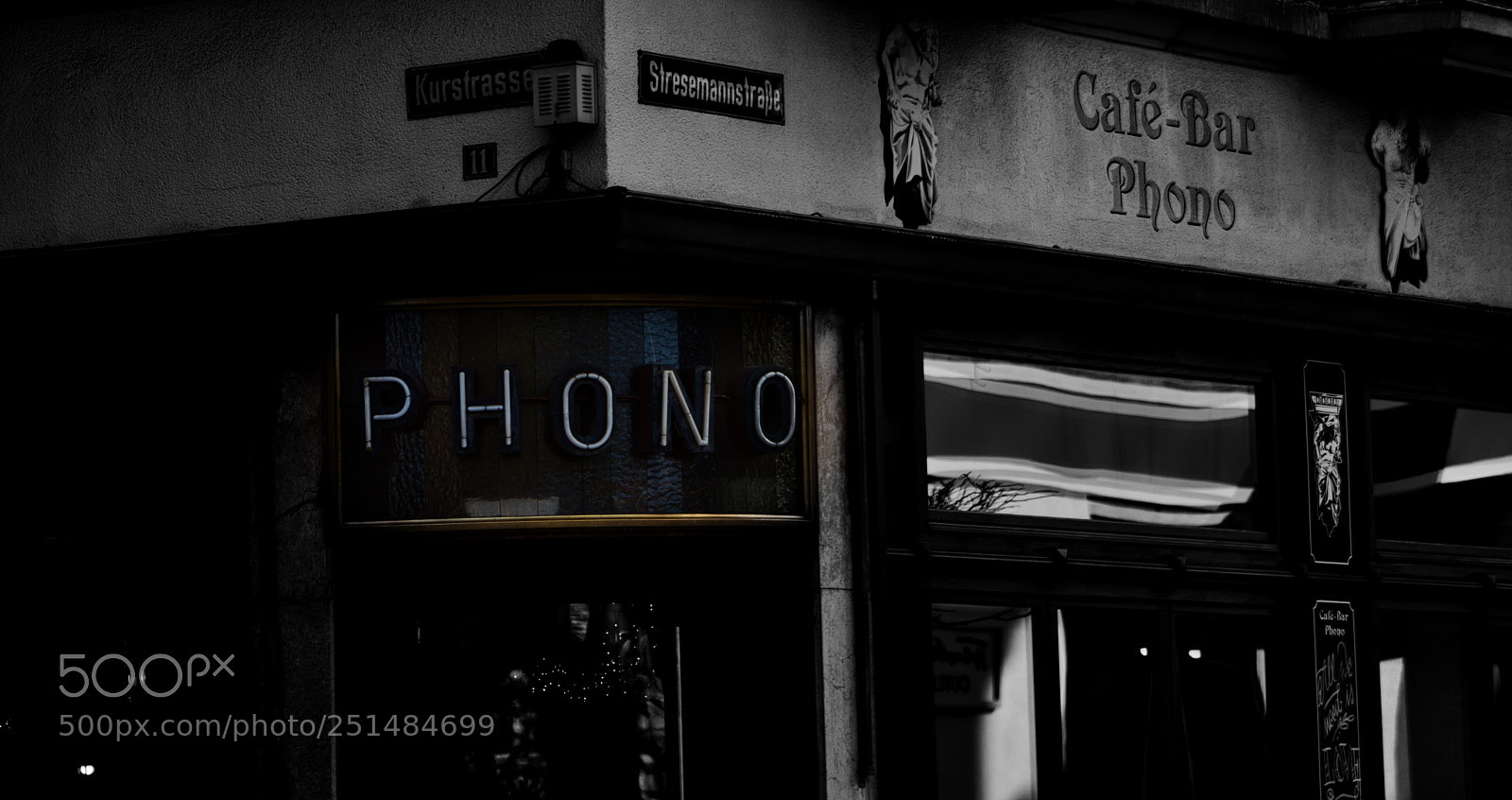 Canon EOS 200D (EOS Rebel SL2 / EOS Kiss X9) sample photo. Cafes of europe photography