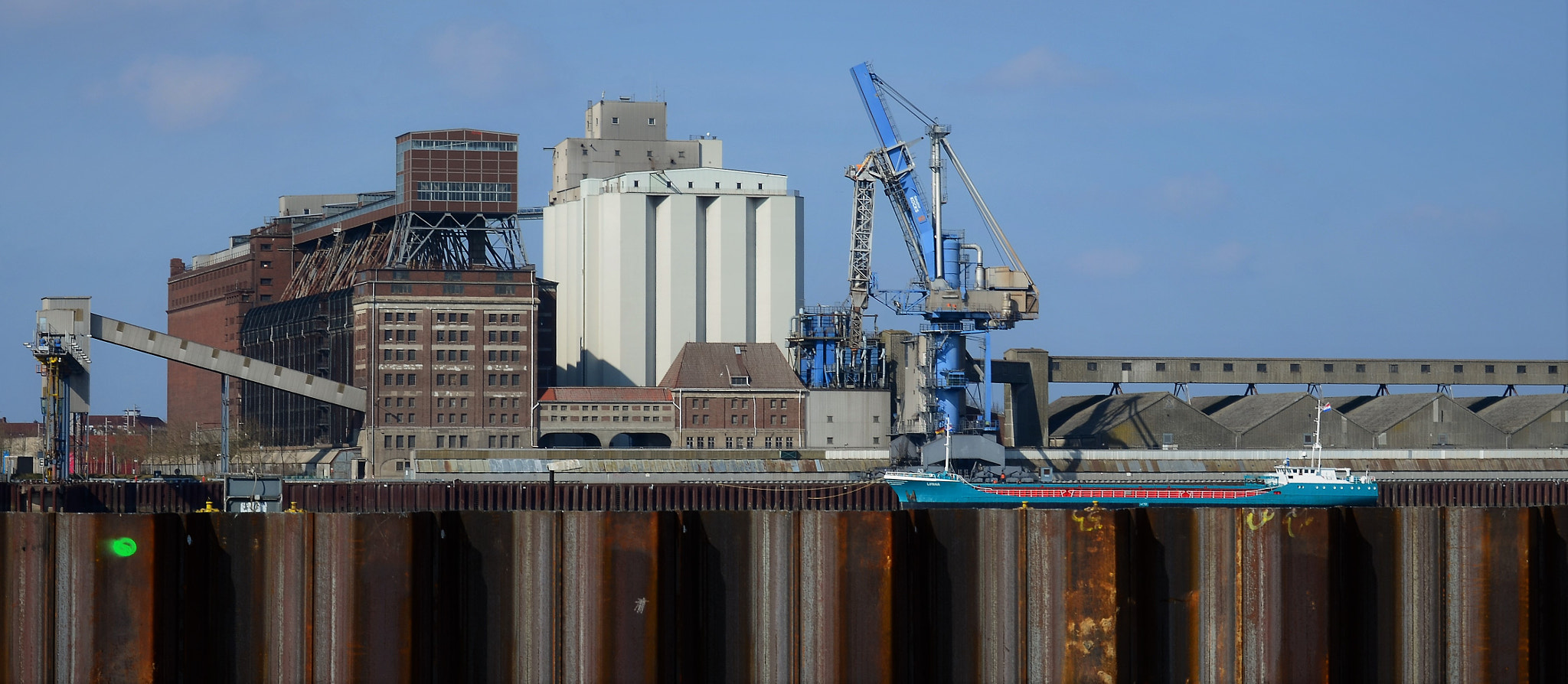 Nikon D5100 sample photo. In-between photography