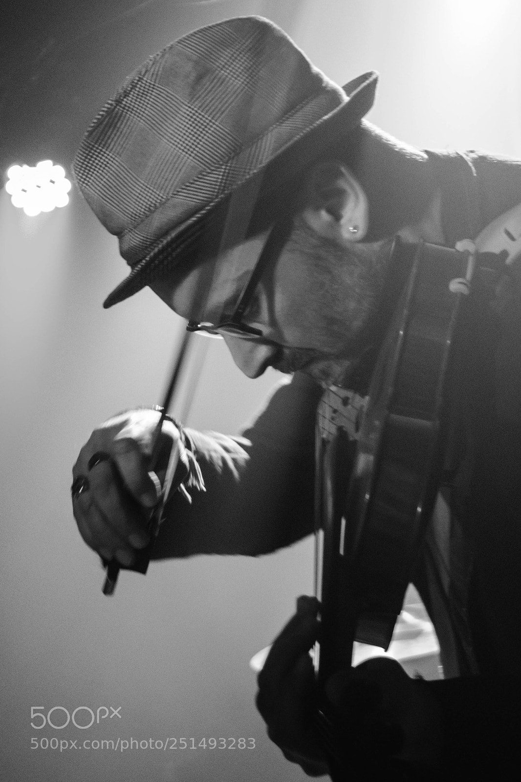 Canon EOS 600D (Rebel EOS T3i / EOS Kiss X5) sample photo. Violonist performing on stage photography