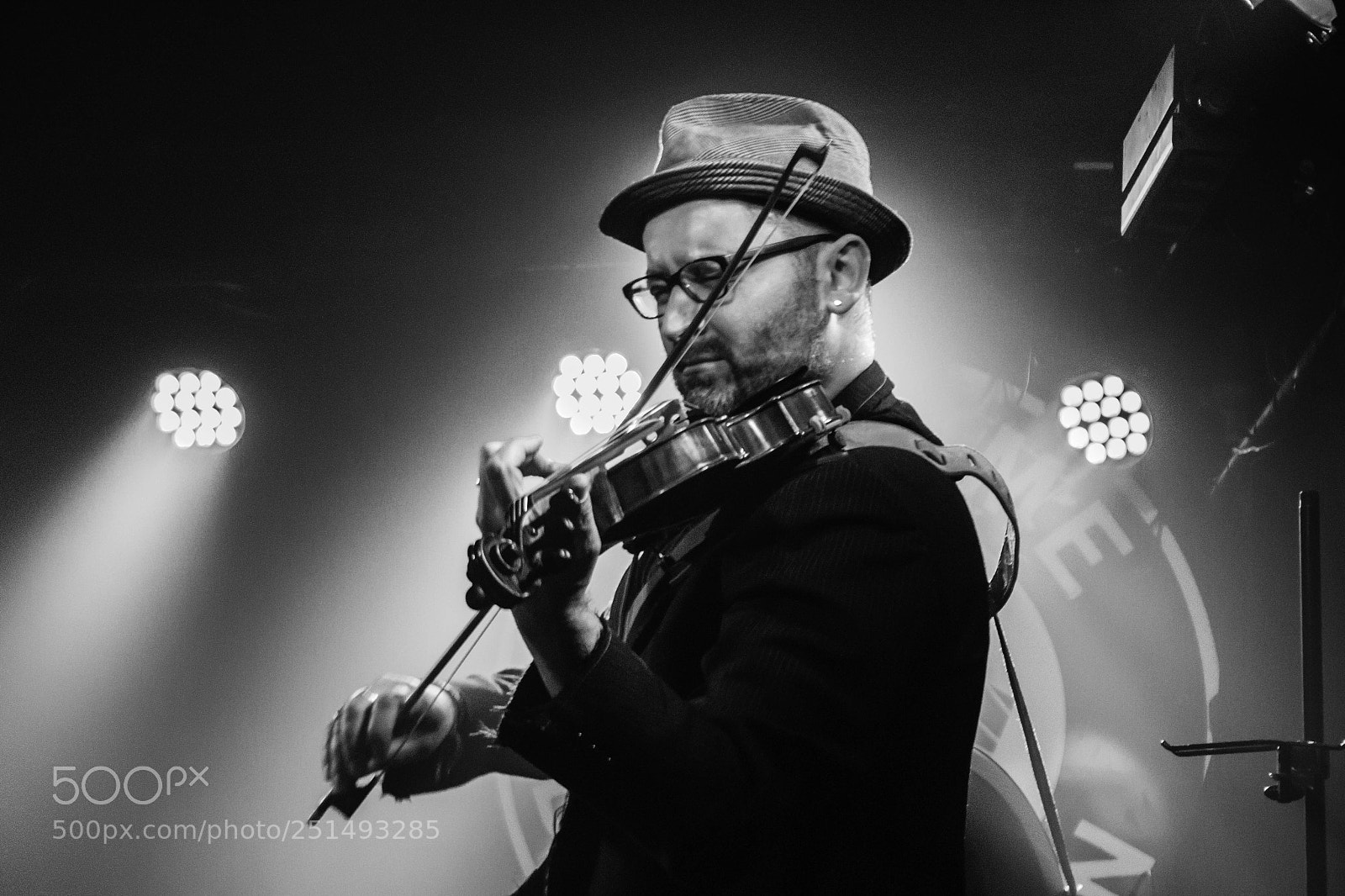 Canon EOS 600D (Rebel EOS T3i / EOS Kiss X5) sample photo. Violonist performing on stage photography