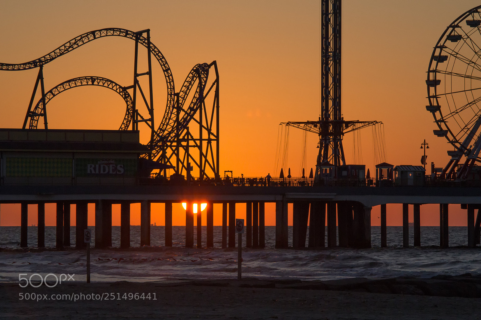 Canon EOS 60D sample photo. Sun behind the pier photography
