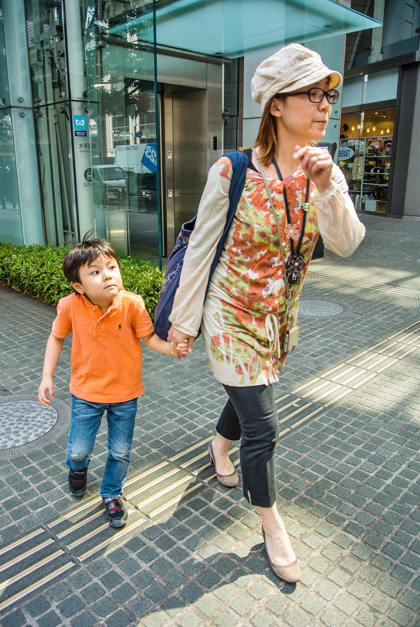 Nikon 1 V1 sample photo. Mother with child's hand photography