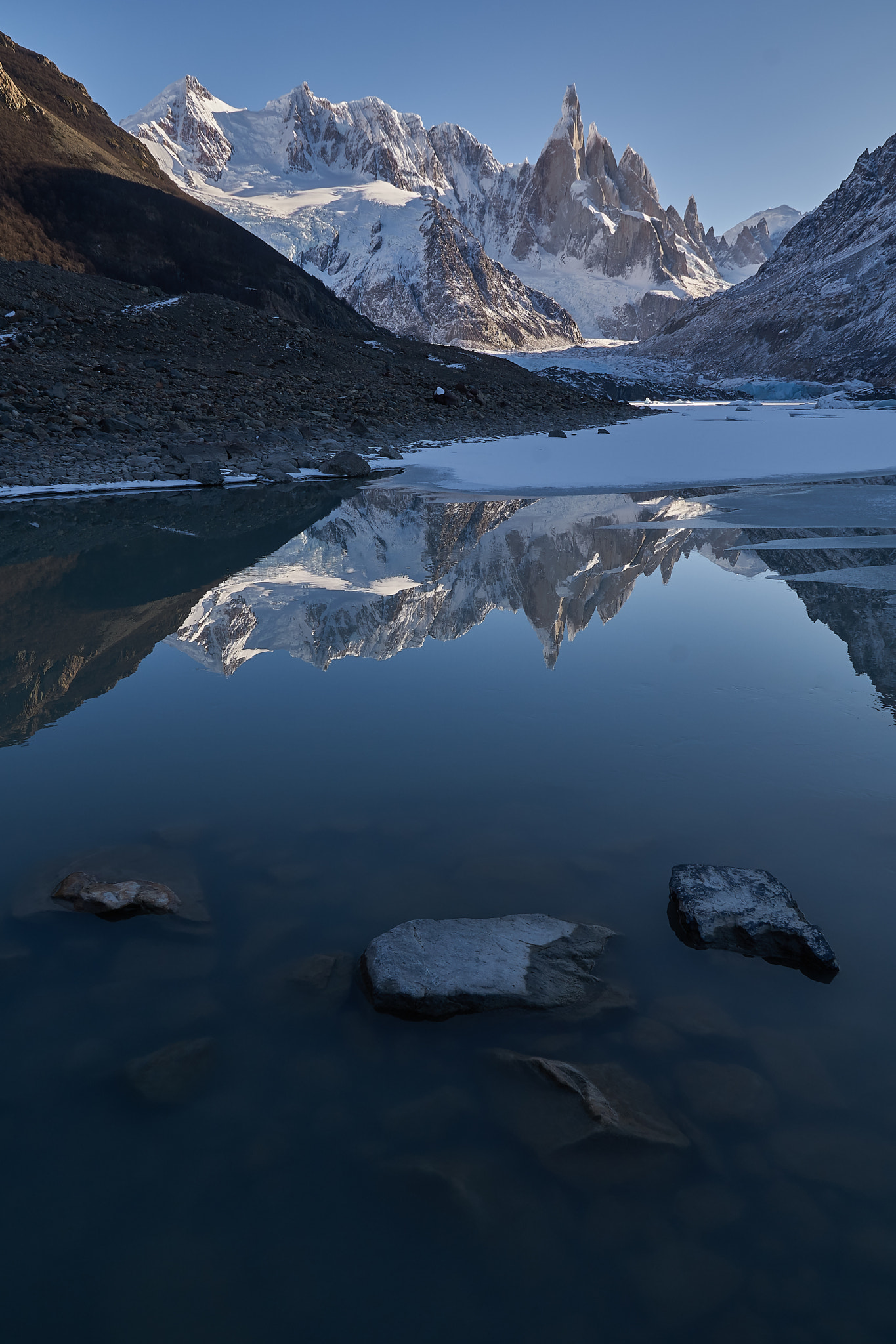 Sony ILCA-77M2 sample photo. Reflejo laguna torre photography