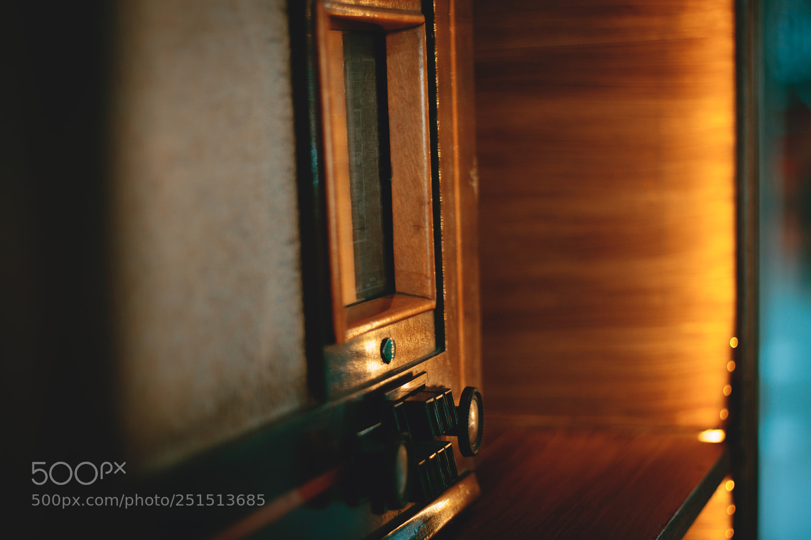 Canon EOS 750D (EOS Rebel T6i / EOS Kiss X8i) sample photo. Simply an old radio. photography