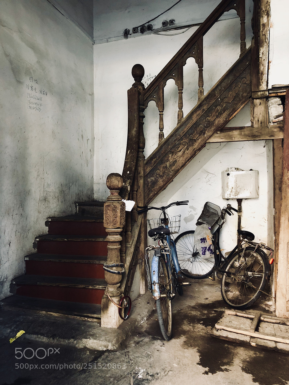 Apple iPhone 8 Plus sample photo. Old staircase 老楼梯 photography