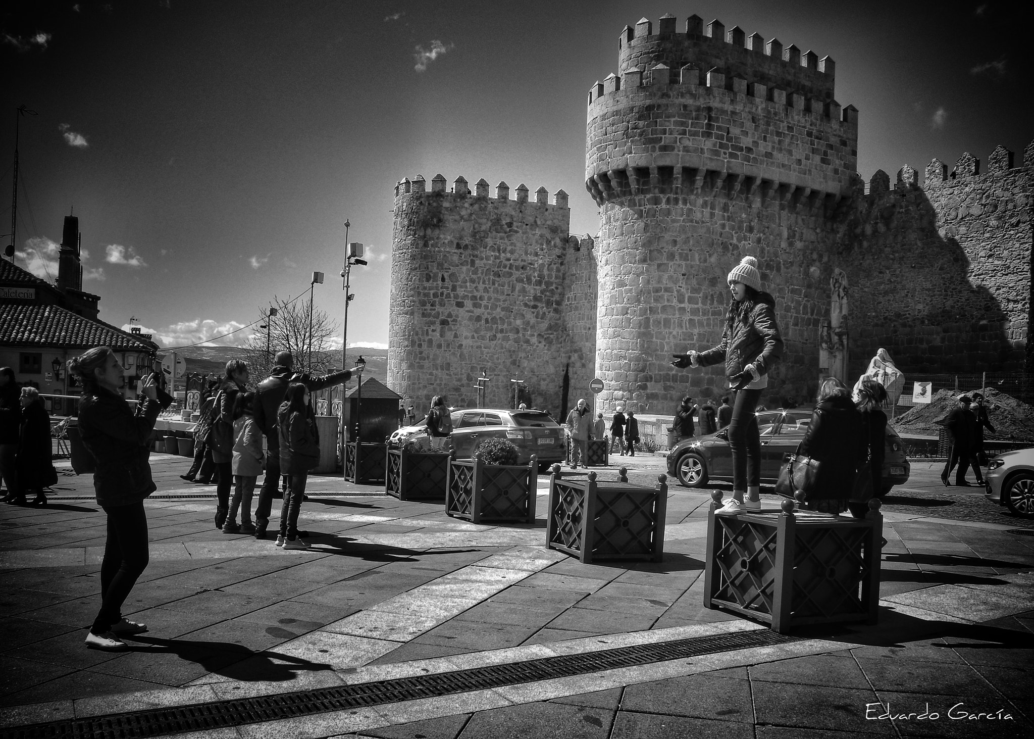 Nikon Coolpix P6000 sample photo. Sujetando la muralla photography