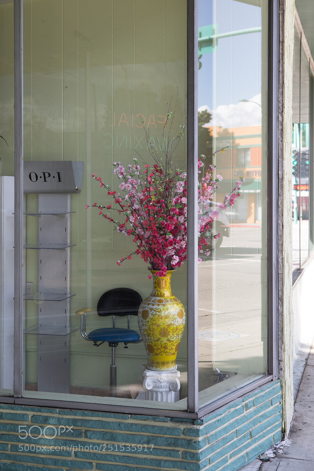 Canon EOS 5D Mark IV sample photo. Vase store window temple photography