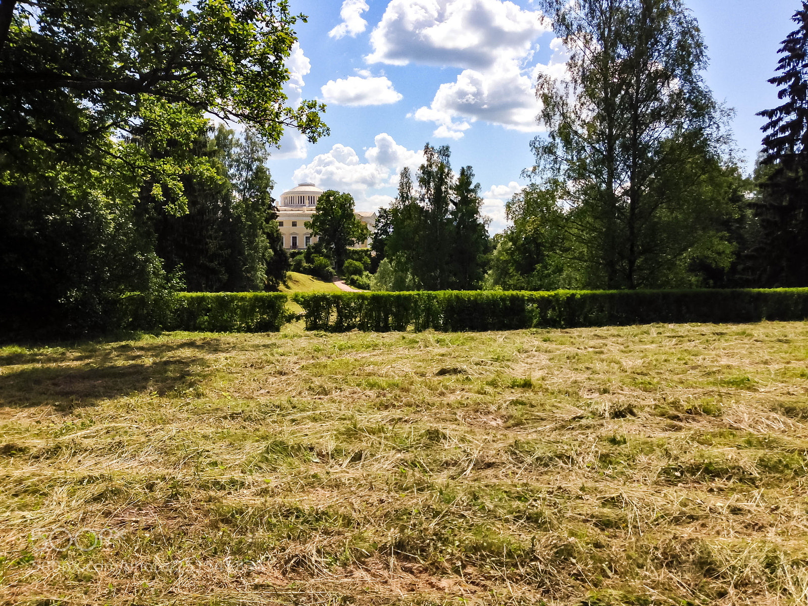 Apple iPhone 5 sample photo. Manor palace behind the photography