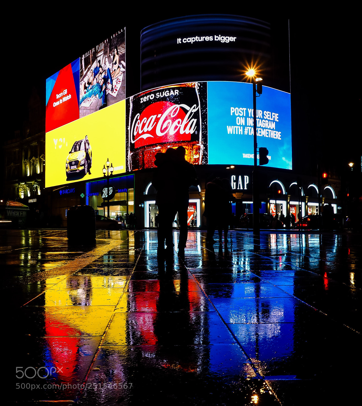 Olympus OM-D E-M5 II sample photo. Piccadilly by night photography