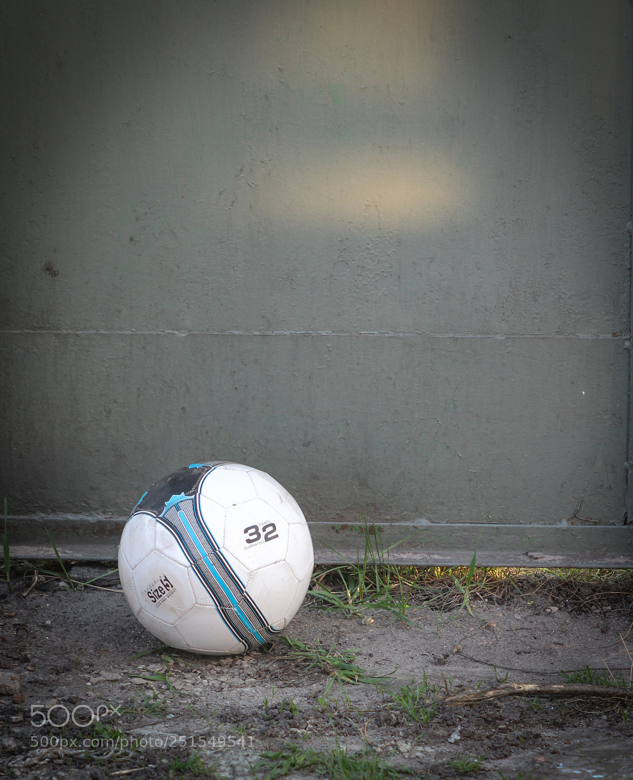 Canon EOS 600D (Rebel EOS T3i / EOS Kiss X5) sample photo. Forgotten ball photography