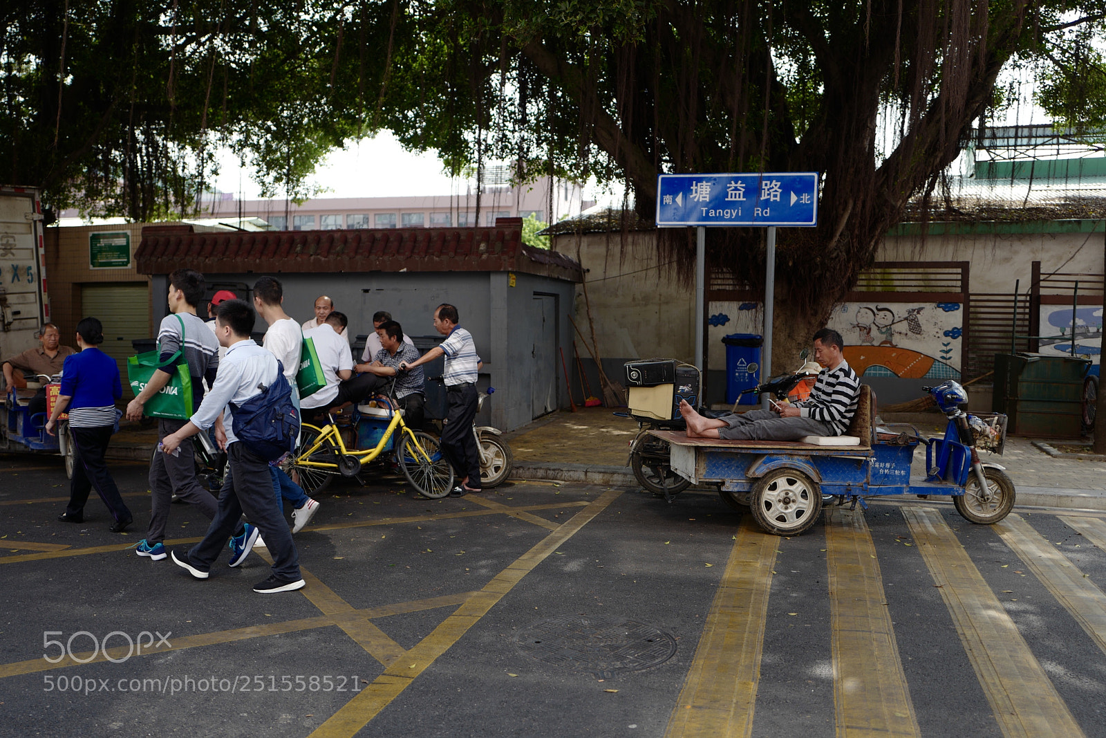 Leica Q (Typ 116) sample photo. 週末的午間，一群中年男人的閑聚 photography