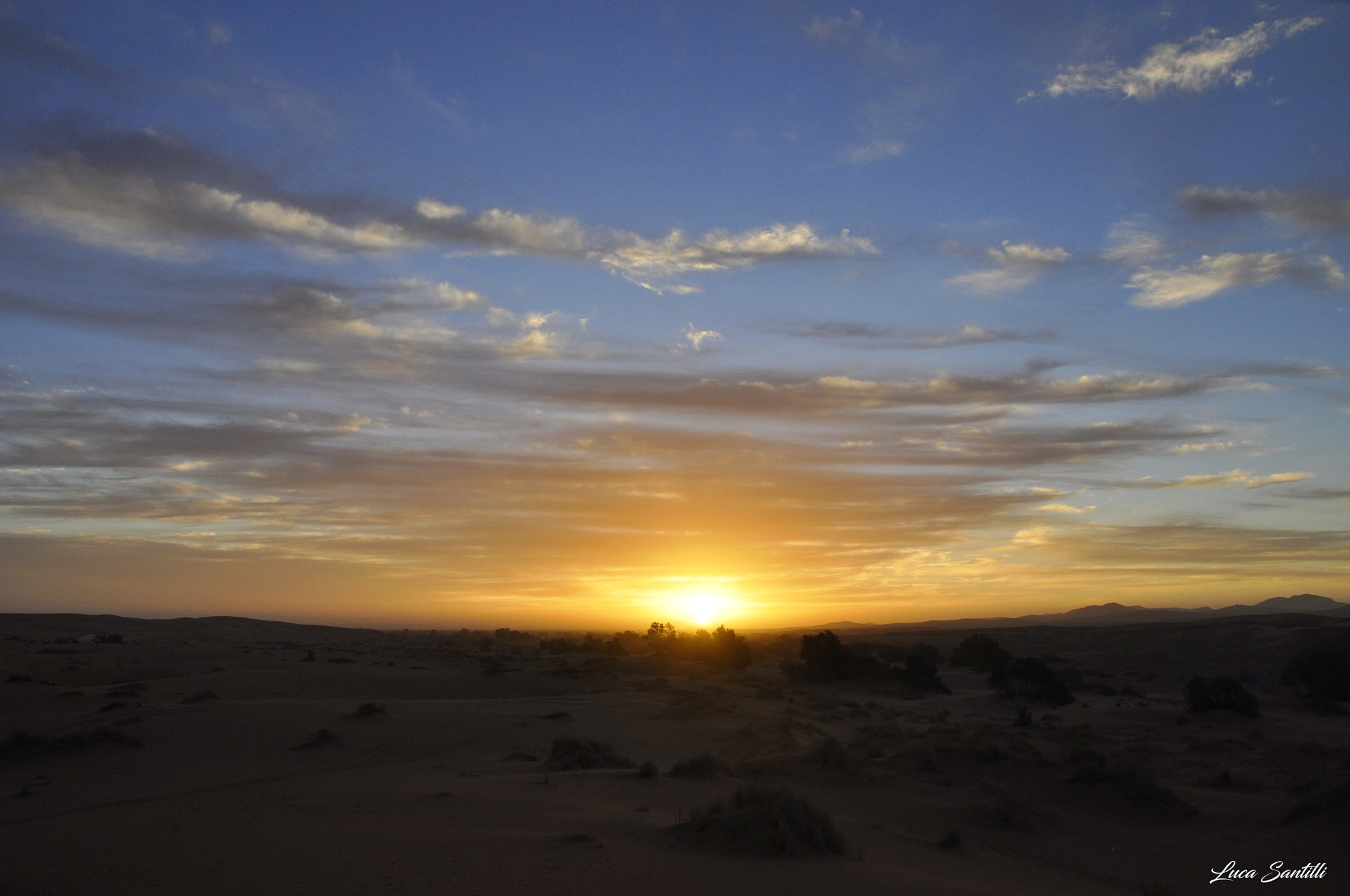 Nikon D5000 + Sigma 17-70mm F2.8-4 DC Macro OS HSM | C sample photo. L'alba nel deserto del erg chebbi photography