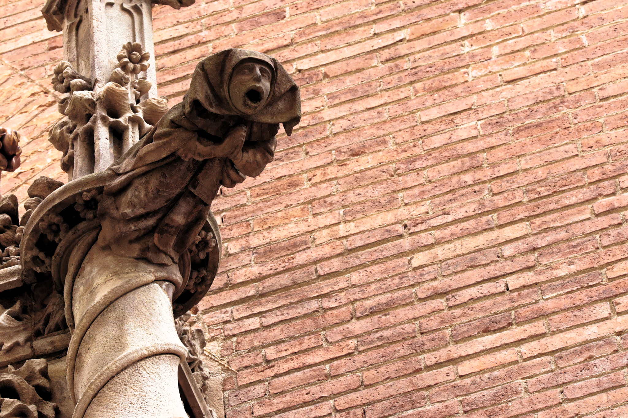 Tamron SP 150-600mm F5-6.3 Di VC USD sample photo. Barcelonian gargoyles photography