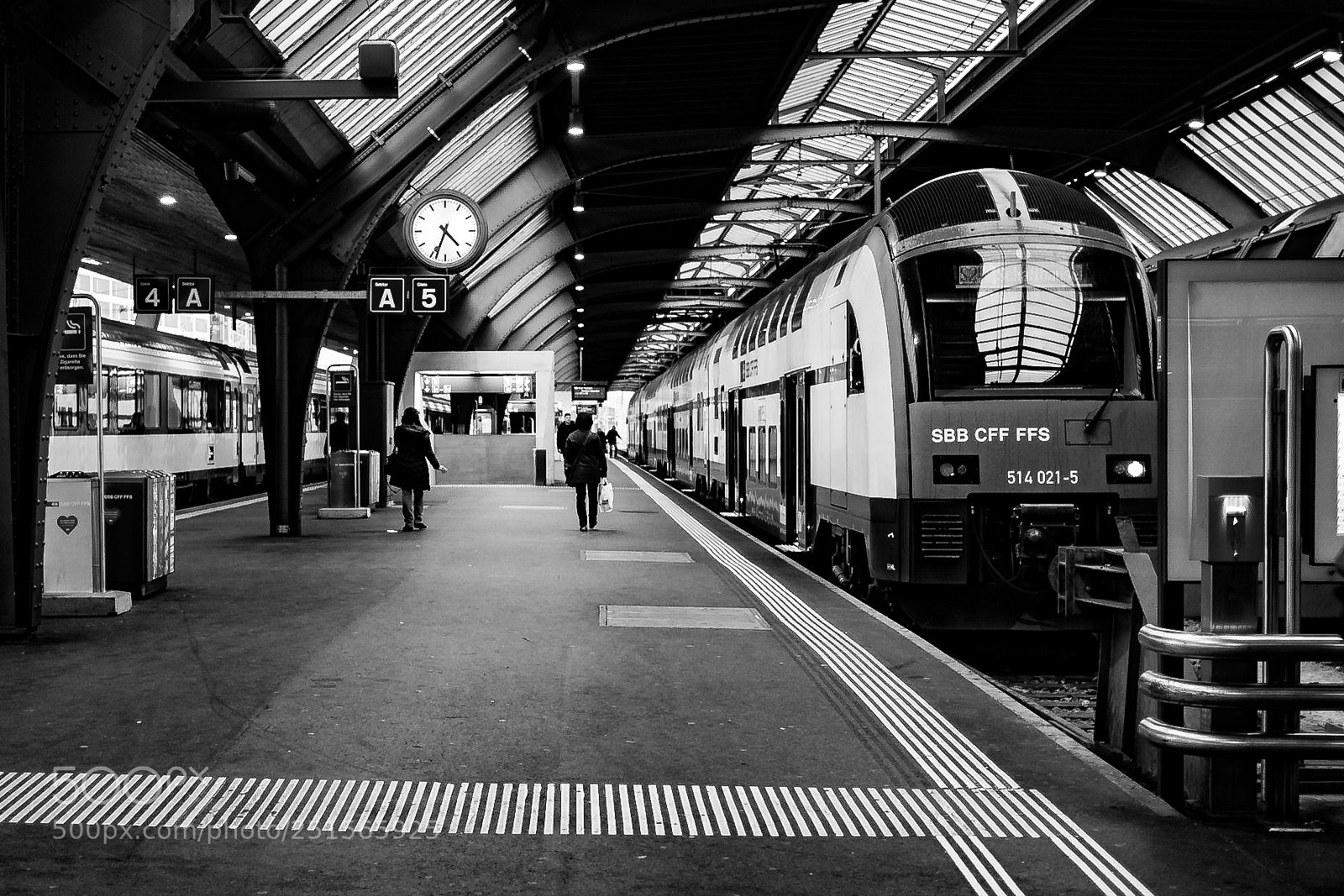 Panasonic Lumix DMC-GX7 sample photo. 16:38 at zurich train station photography