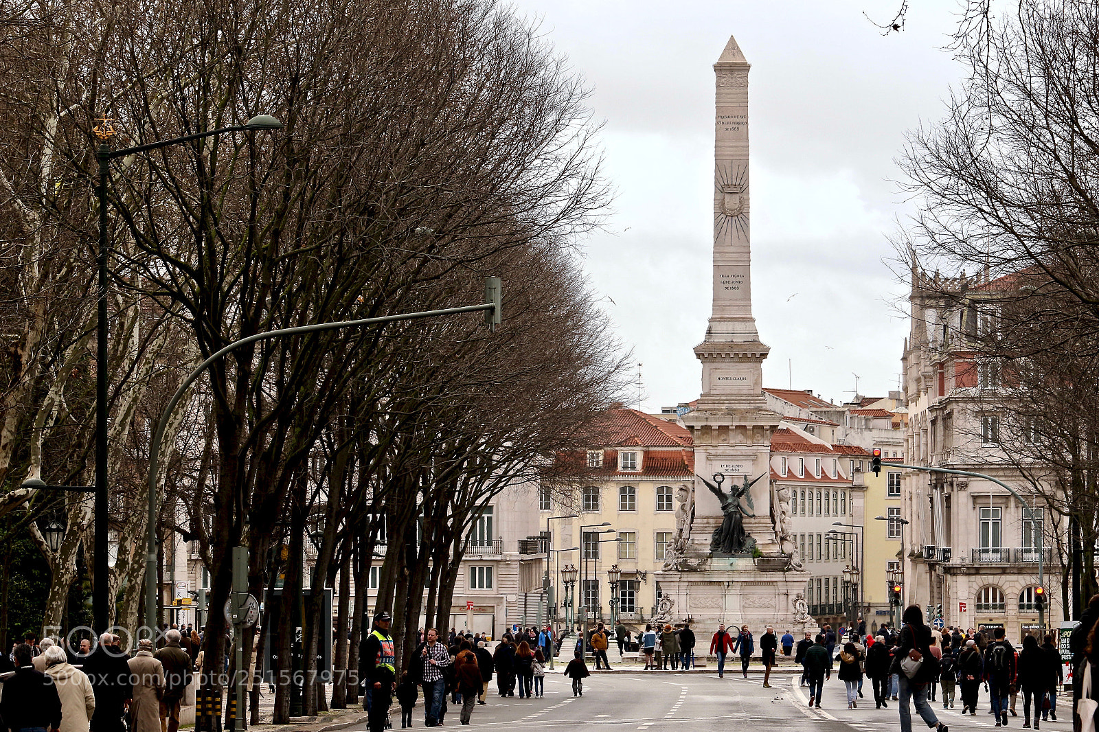 Canon EOS 700D (EOS Rebel T5i / EOS Kiss X7i) sample photo. Restauradores square photography