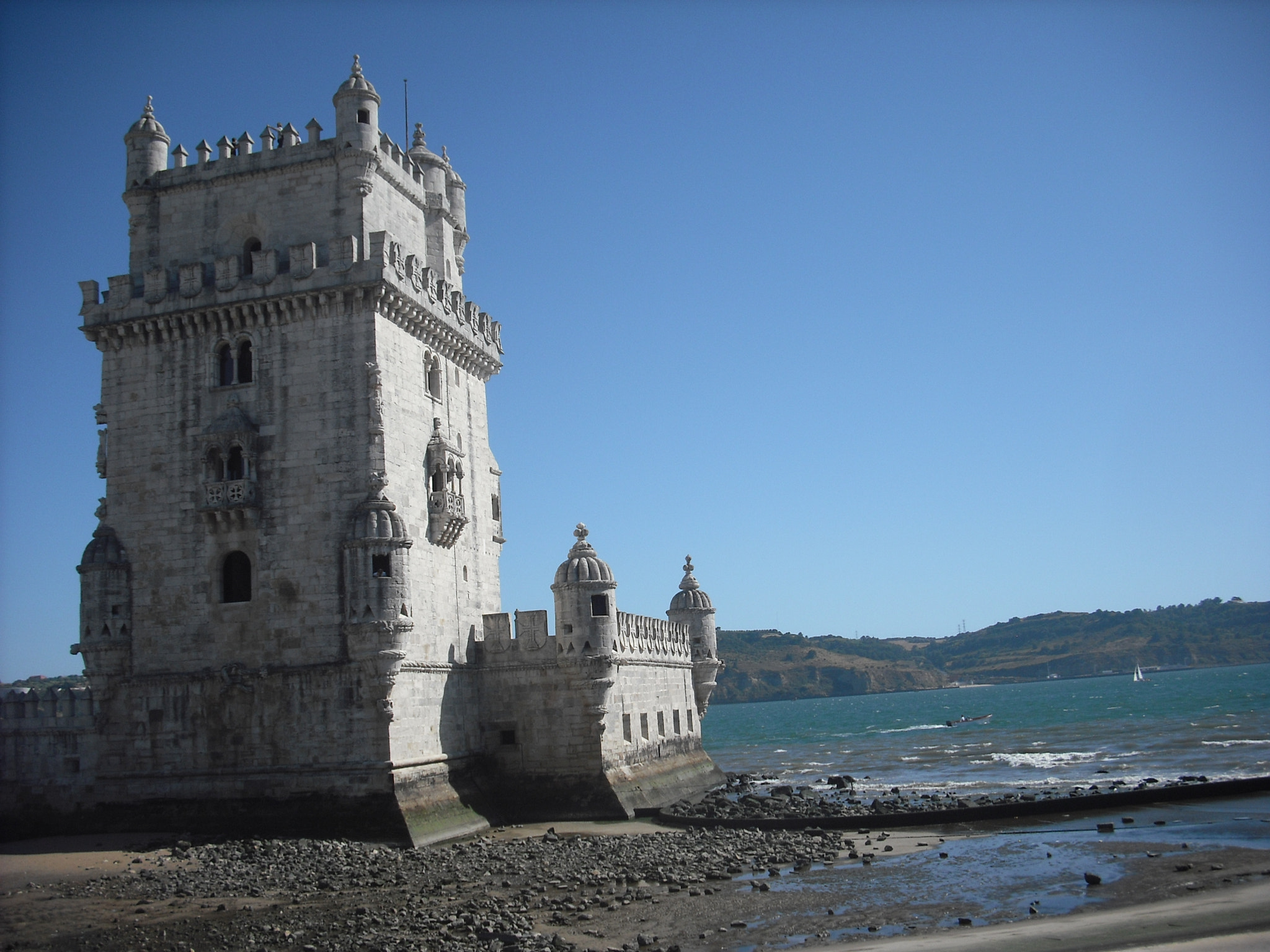 Fujifilm FinePix J10 sample photo. Lisbon ocean fort photography