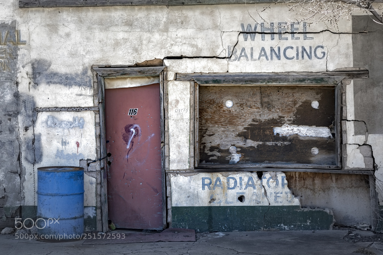 Canon EOS 5D Mark IV sample photo. Old garage photography