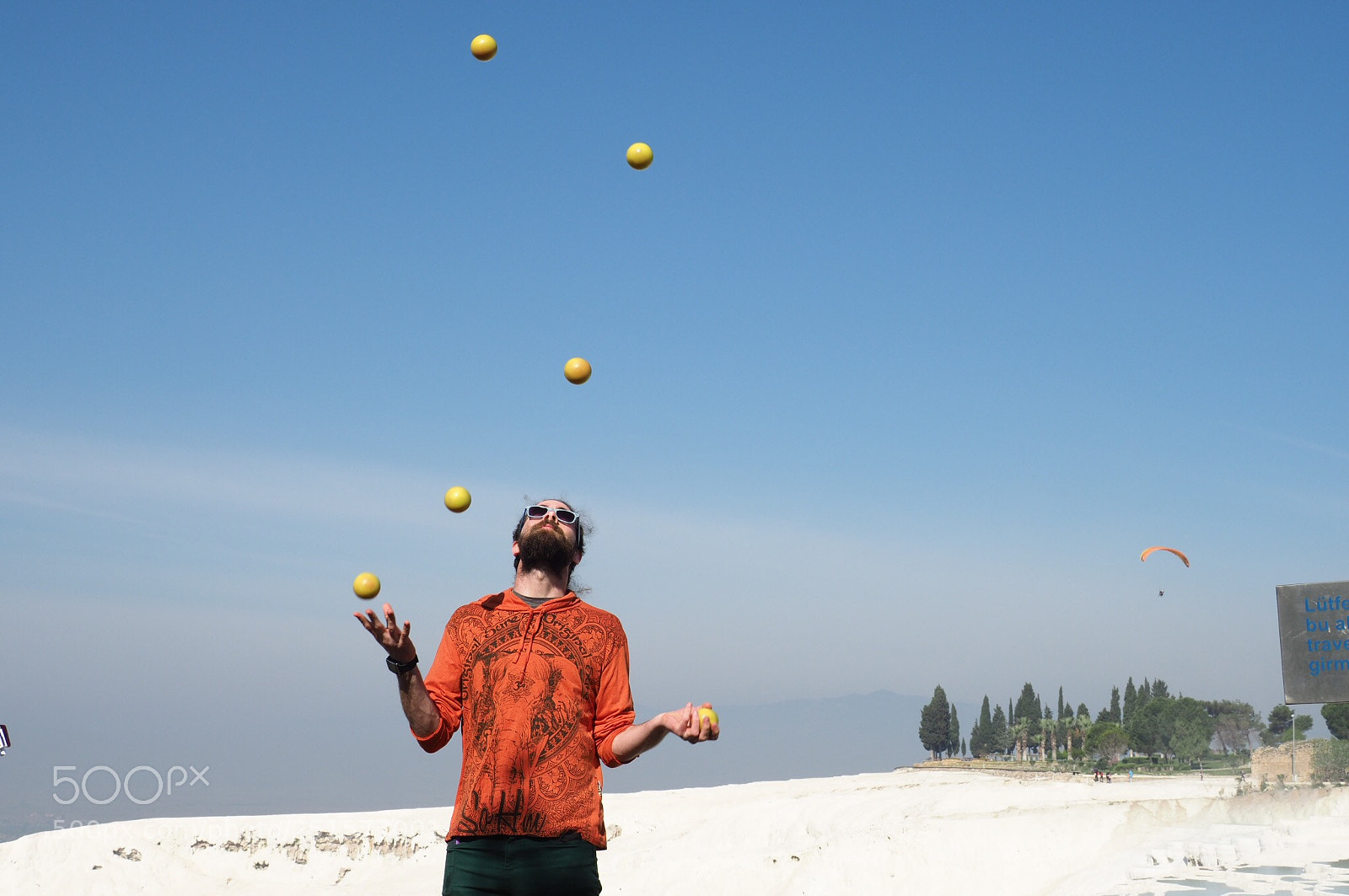 Olympus OM-D E-M1 Mark II sample photo. Balls on  magic hands  photography