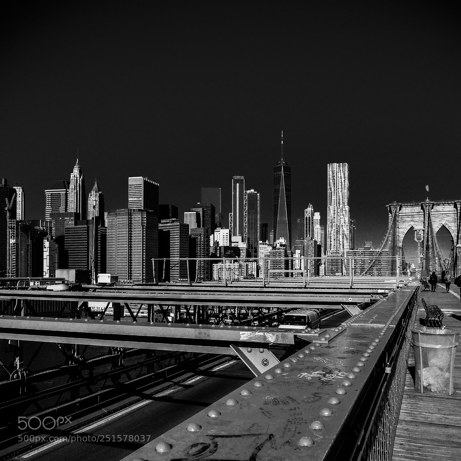 Olympus OM-D E-M1 Mark II sample photo. Walking on brooklyn bridge photography