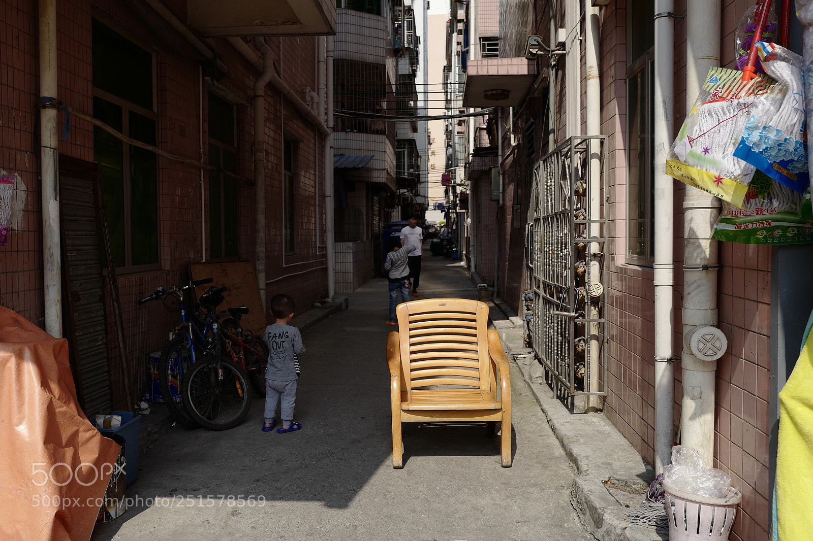 Leica Q (Typ 116) sample photo. 躺椅上曬者陽光，小孩子遊走在身旁。 photography