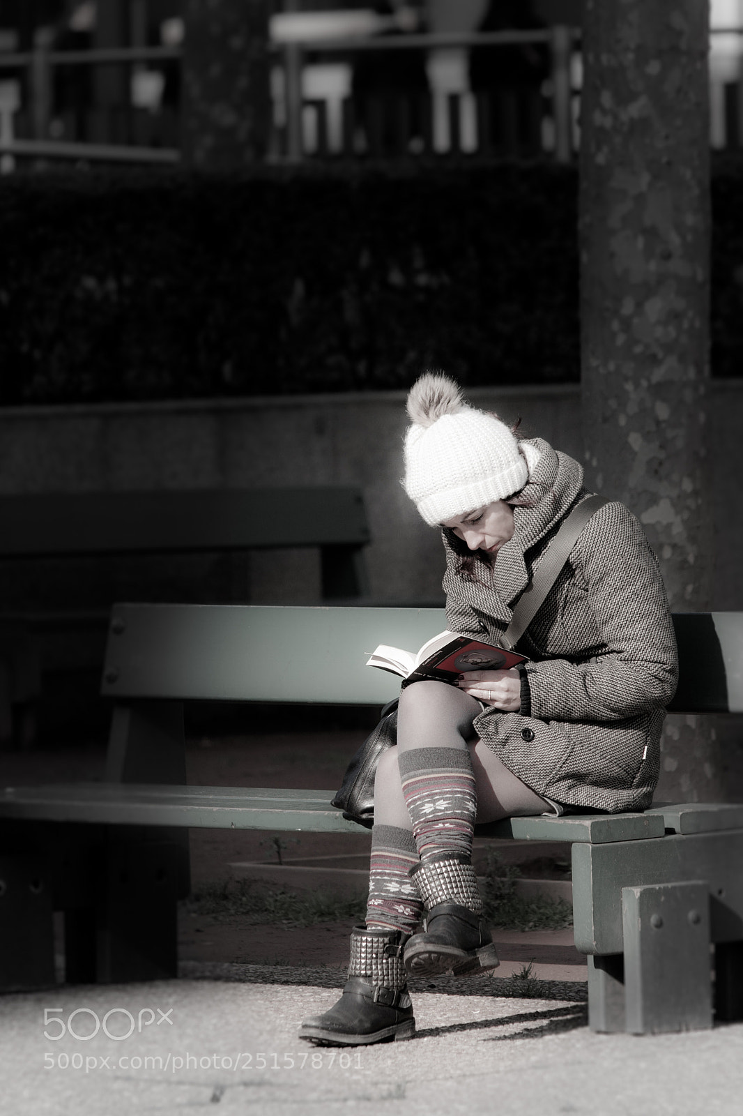 Canon EOS 400D (EOS Digital Rebel XTi / EOS Kiss Digital X) sample photo. Woman reading a book photography