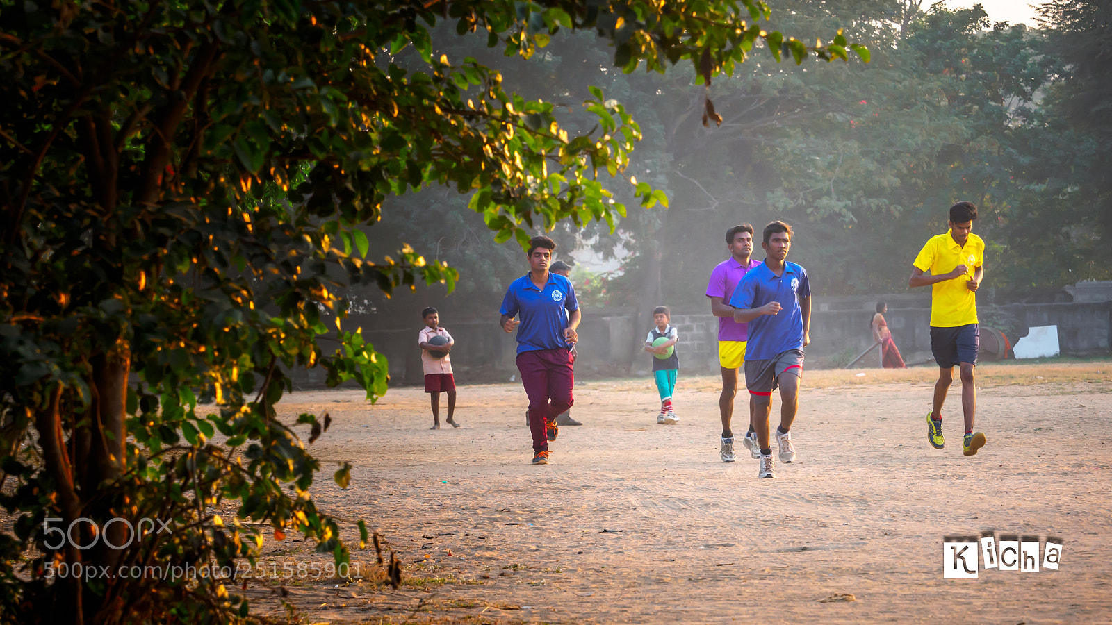 Olympus OM-D E-M5 II sample photo. An evening jogging photography